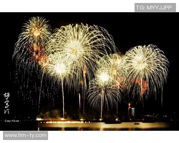 足球明星与绚丽烟花同框瞬间展现璀璨夜空下的激情与梦想